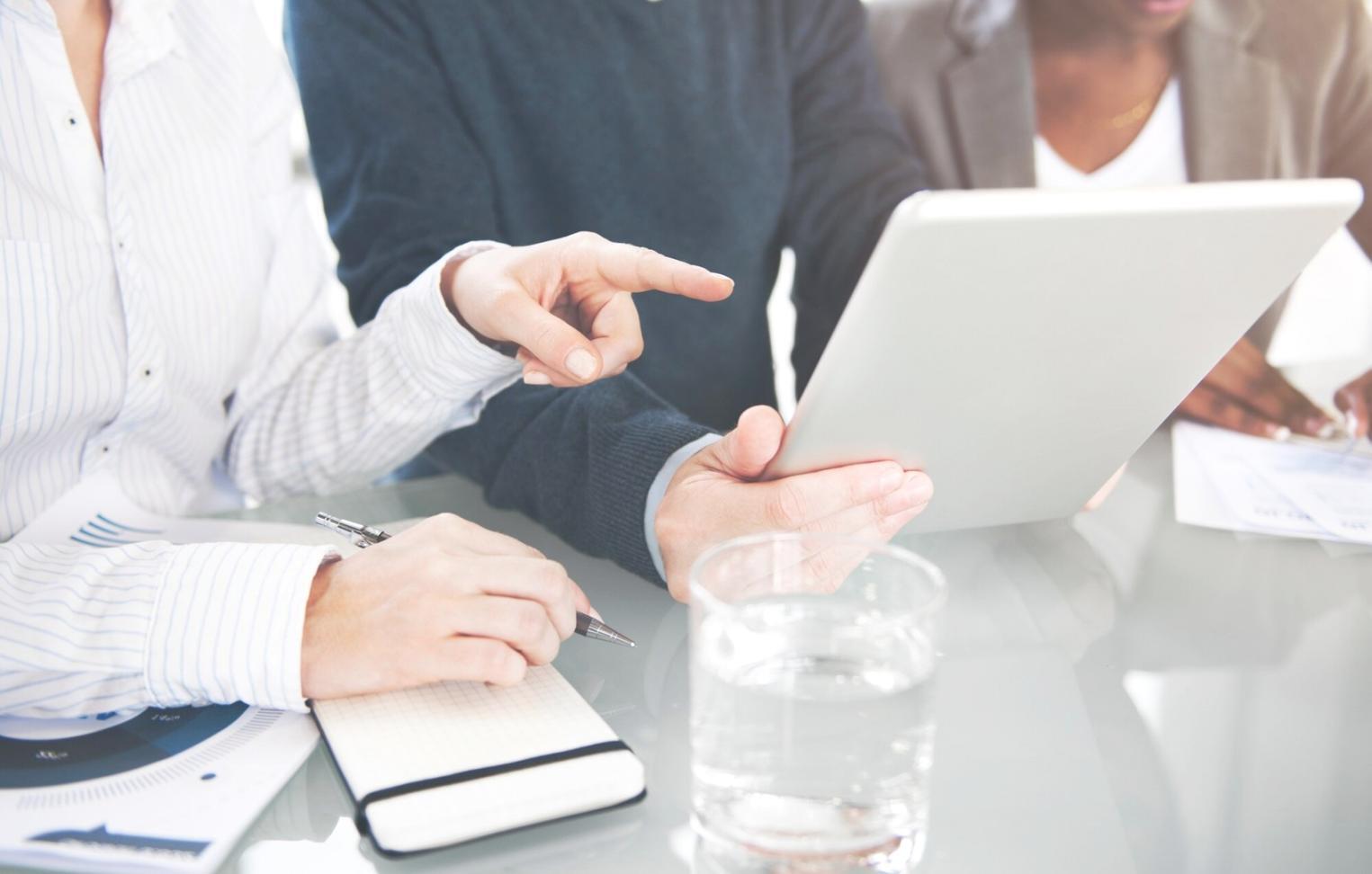 Session de formation en ligne avec tableaux financiers
