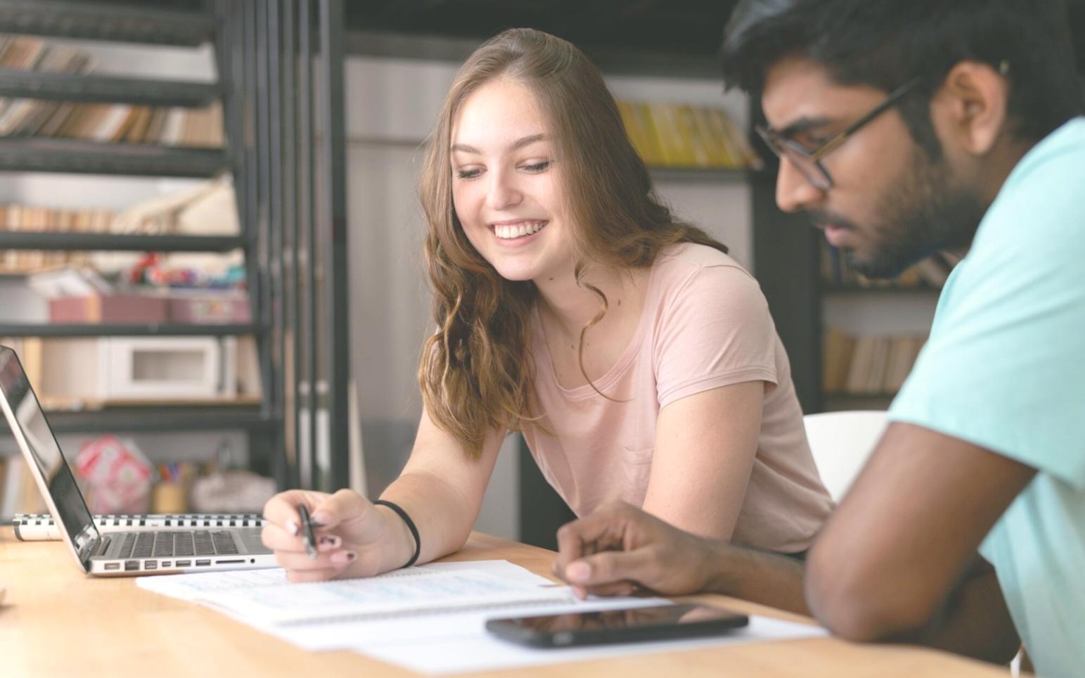 Espace de formation avec ordinateurs et supports pédagogiques